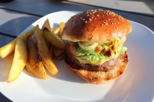 Pommes Frites mit Burger