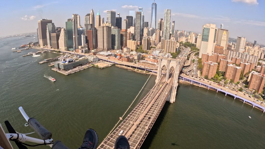 New York Helikopterflug ohne Türen über der Brooklyn Bridge